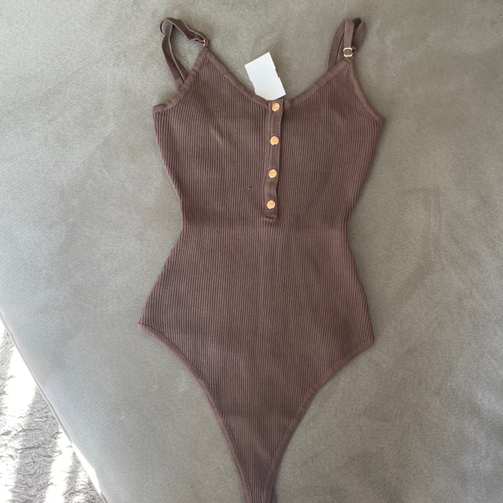 Cocoa bodysuit with Gold buttons